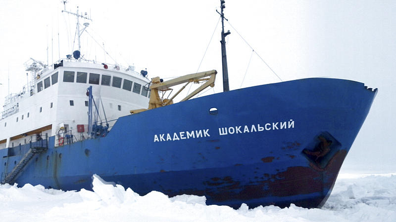 Das Warten geht weiter: Polarschiff noch immer eingeschlossen Rettung auf Eis gelegt
