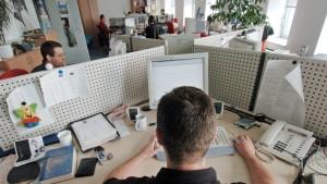 Informations-Flut im Job: Unternehmen schaffen interne E-Mails ab e-mails,mail-flut,überforderung,job