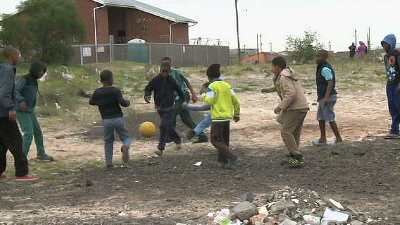 Einmal WM-Gastgeber sein – Südafrika-Erfahrung zeigt: Die Party ist toll, aber der Kater heftig Nach der WM 2010: Diese Jungs aus Blikkiesdorp müssen auf einer Müllhalde spielen.