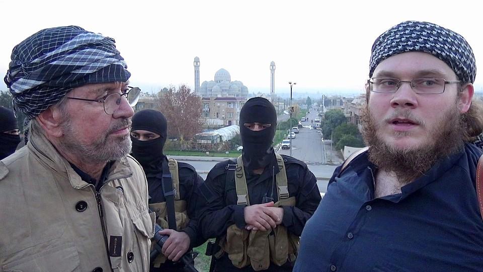 Wer uns nicht anerkennt, den werden wir töten: Jürgen Todenhöfers Interview mit einem deutschen IS-Kämpfer im Irak Terrorismusexperte Jürgen Todenhöfer im Interview mit dem deutschen IS-Kämpfer Christian Emde.