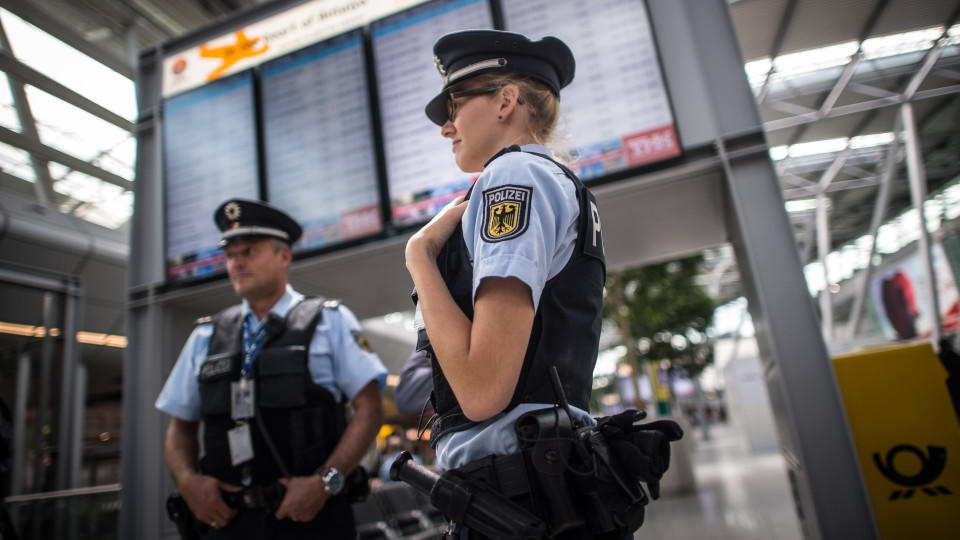Reisen statt Unterricht: Polizei schnappt Urlaubs-Schulschwänzer am Flughafen Polizei- und Sicherheitsbeamte am Flughafen Düsseldorf
