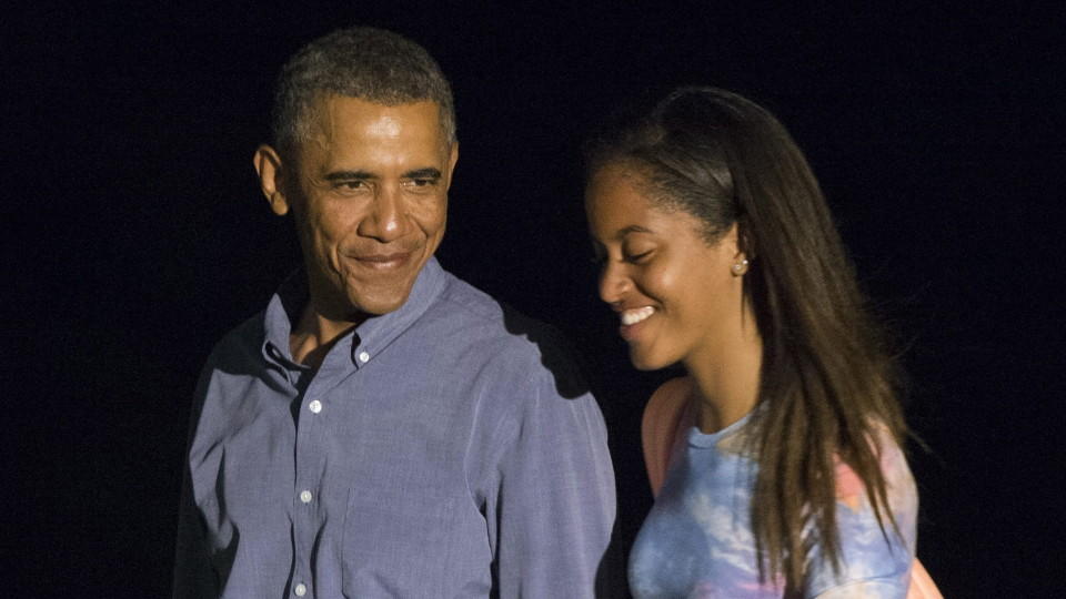 Nach Praktikum: Obamas Tochter Malia könnte wichtige Zeugin im Weinstein-Prozess werden FILE - epa04358692 US President Barack Obama (L) and his daughter Malia return to the White House in Washington, DC, USA, 17 August 2014. EPA/KEVIN DIETSCH / POOL (zu dpa «50 Kühe für Ehe: Obama-Tochter Malia hat Verehrer in Kenia» vom 28.05.2015) ++