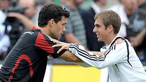 Nach frühem WM-Aus: Michael Ballack attackiert Bundestrainer Joachim Löw ARCHIV - Der Kapitän der deutschen Fußball-Nationalmannschaft, Michael Ballack (l), und sein Mitspieler Philipp Lahm dehnen sich am 11.08.2009 während des Abschlußtrainings im Tofik-Bachramow-Stadion in Baku, Aserbaidschan. Vor der WM 2010 in Südafri