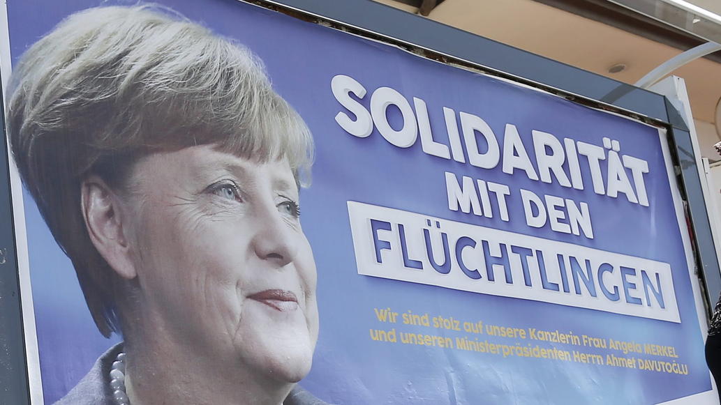Merkel gegen Seehofer, CDU gegen CSU - sprengt der Asyl-Streit die Regierung? FILE - People walk in front of billboards with the picture of German Chancellor Angela Merkel with the words; 'Solidarity with the refugees', in Gaziantep, Turkey, 23 April 2016. EPA/SEDAT SUNA (zu dpa-KORR.: "Wie Merkel in einer Nacht das Land gepr