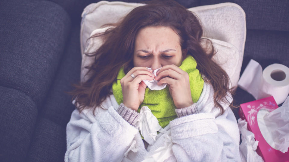 Wissenswertes zum Oktoberfest: Mit diesen Infos seid Ihr perfekt auf die Wiesn vorbereitet Woman suffering from influenza sleeping in bed