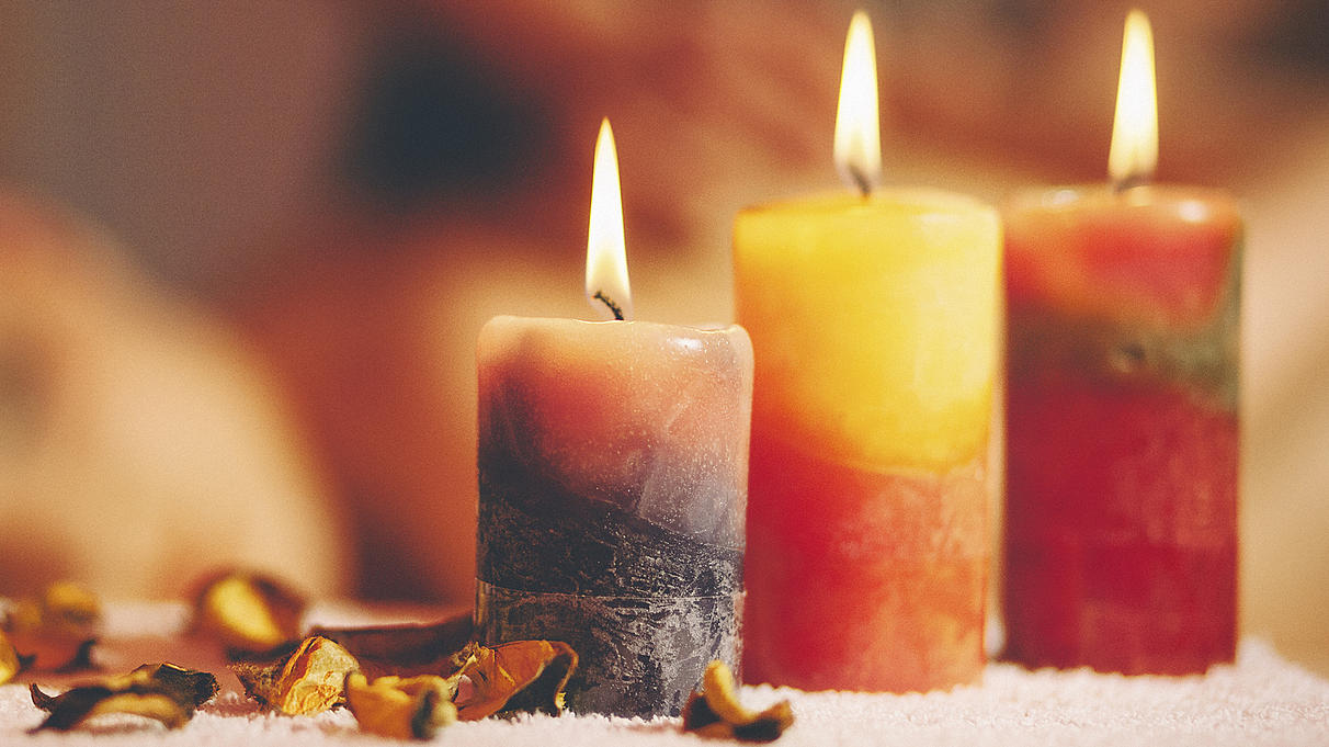 Ätherische Öle aus Aroma-Zerstreuer können die Haut schwer verletzen. Ätherische Öle aus Aroma-Zerstreuer können die Haut schwer verletzen.