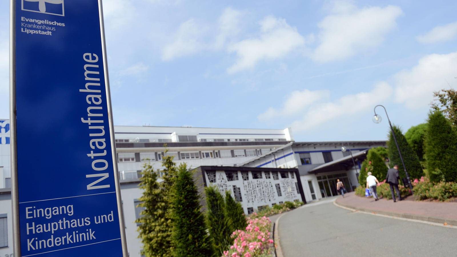 Nach Keiminfektion: Neugeborenes stirbt auf Frühchenstation in Lippstadt ARCHIV - Der Eingang der Notaufnahme des Evangelischen Krankenhauses, aufgenommen am 22.07.2014 in Lippstadt (Nordrhein-Westfalen). Ein Neugeborenes ist im Evangelischen Krankenhaus in Lippstadt nach einer Keiminfektion auf der Frühchenstation gestor
