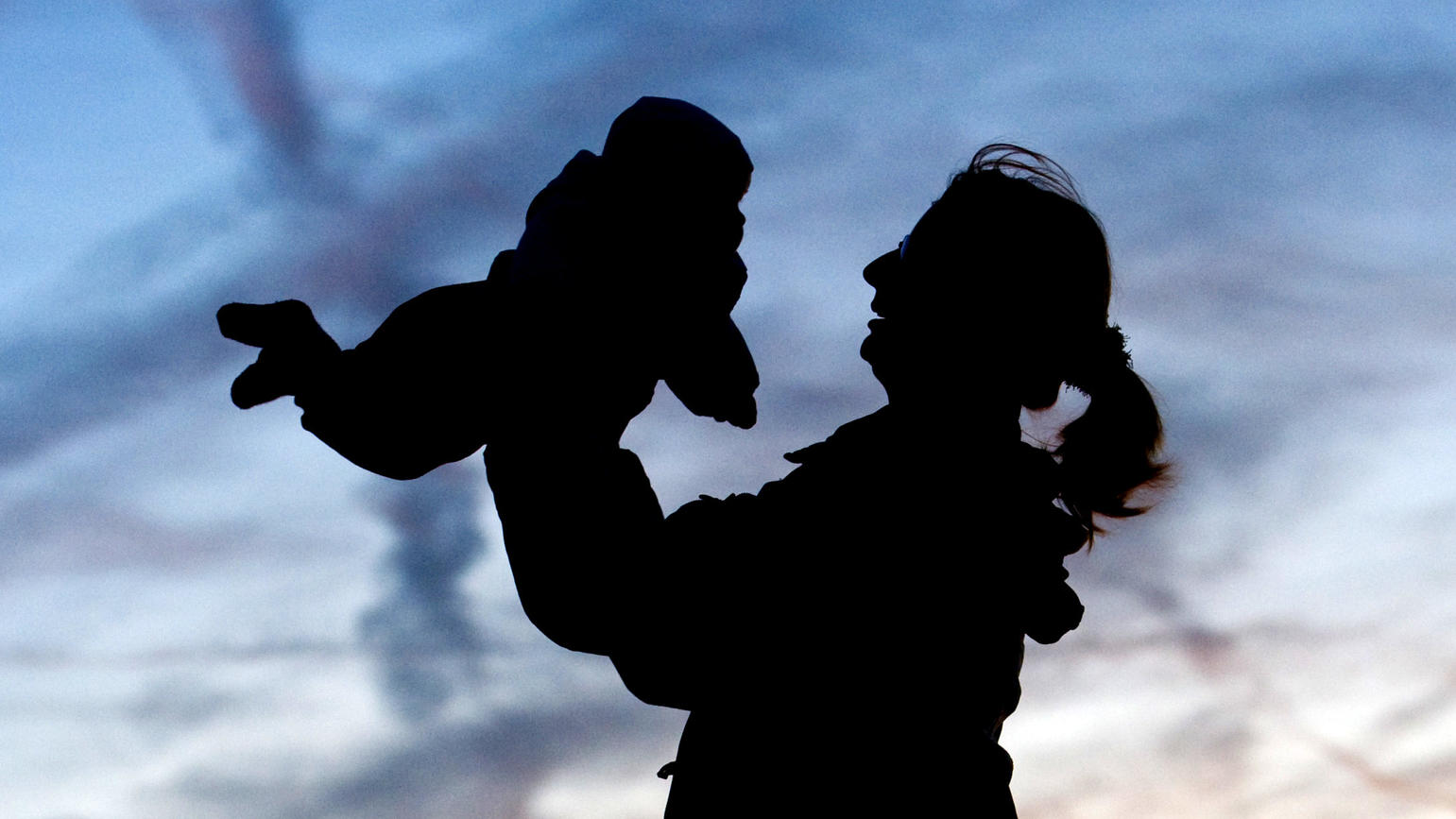 Kein Geld für Ferienbetreuung: Alleinerziehende Mutter bekommt 17.000 Euro Spenden Frau hebt ein Baby in die Höhe