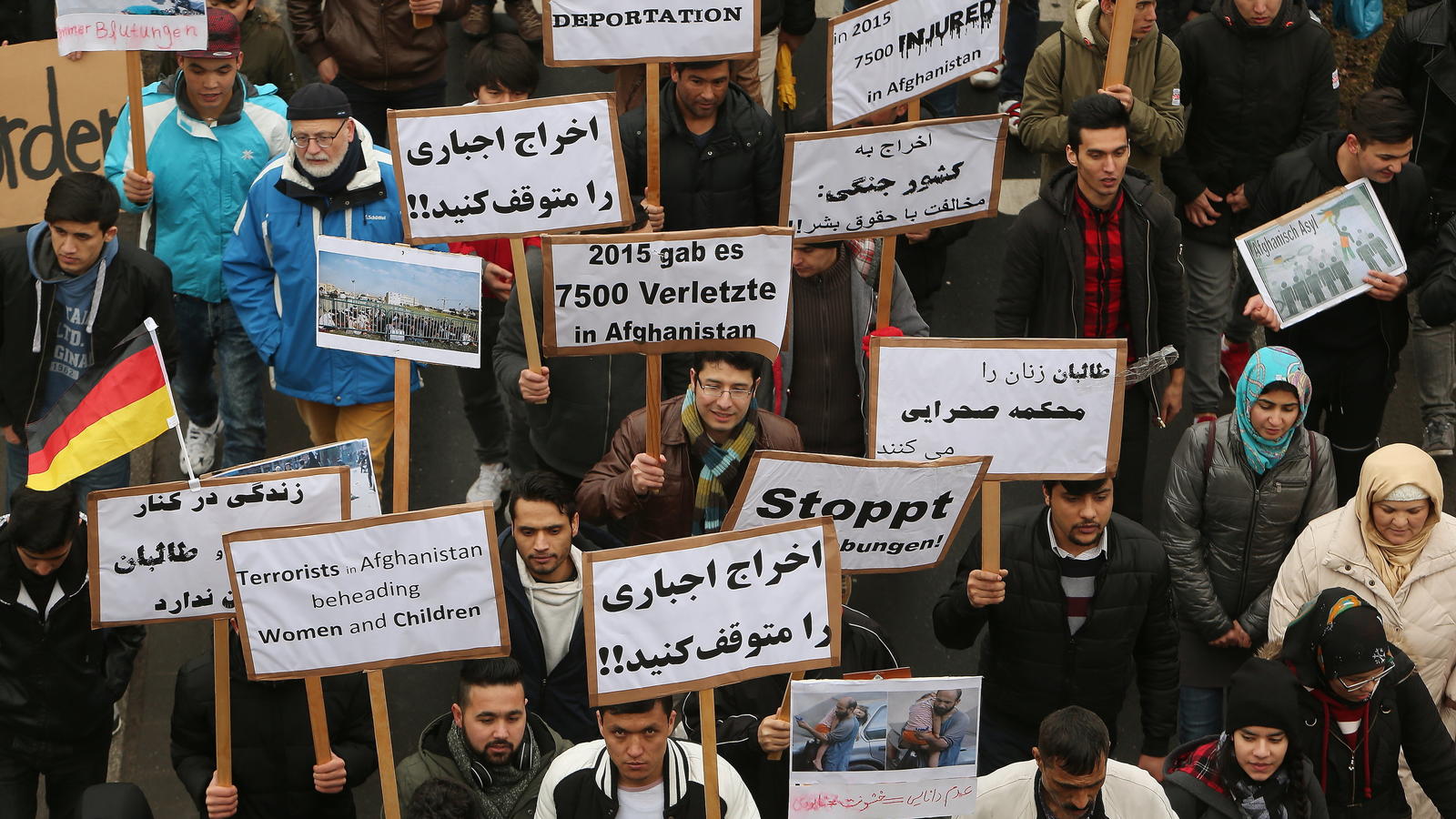 Demonstrationen in ganz Deutschland: Tausende gehen für Abschiebestopp nach Afghanistan auf die Straße Demonstanten protestieren am 11.02.2017 in Düsseldorf (Nordrhein-Westfalen) gegen die Abschiebung afghanischer Staatsbürger. Tausende Menschen haben in zahlreichen Städten bundesweit für einen sofortigen Abschiebestopp nach Afghanistan demonstriert.
