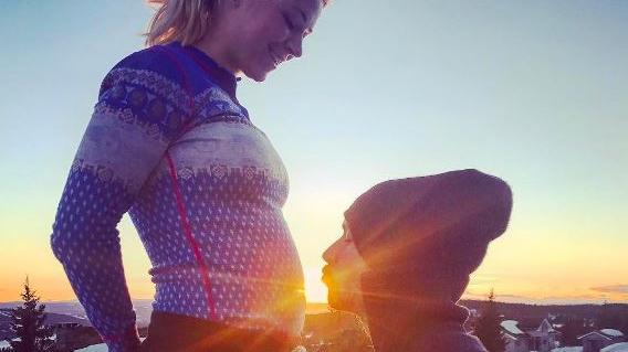 Baby-News bei Felix Neureuther und Miriam Gössner Felix Neureuther küsst das Babybäuchlein von Miriam Gössner