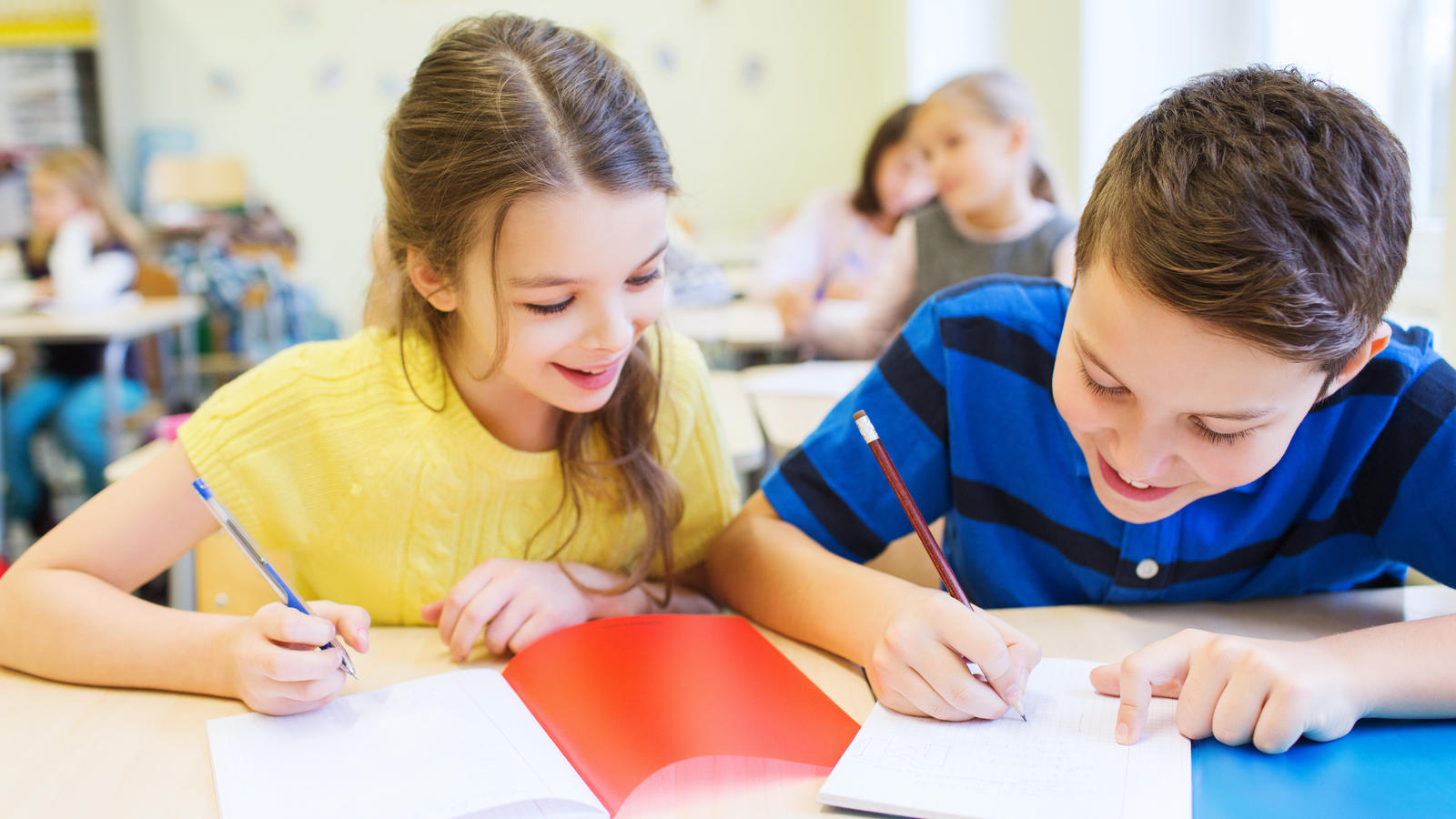 Rechtschreibung? Lernmethode 'Schreiben nach Gehör' ist katastrophal gescheitert Schulkinder schreiben in ihre Hefte.