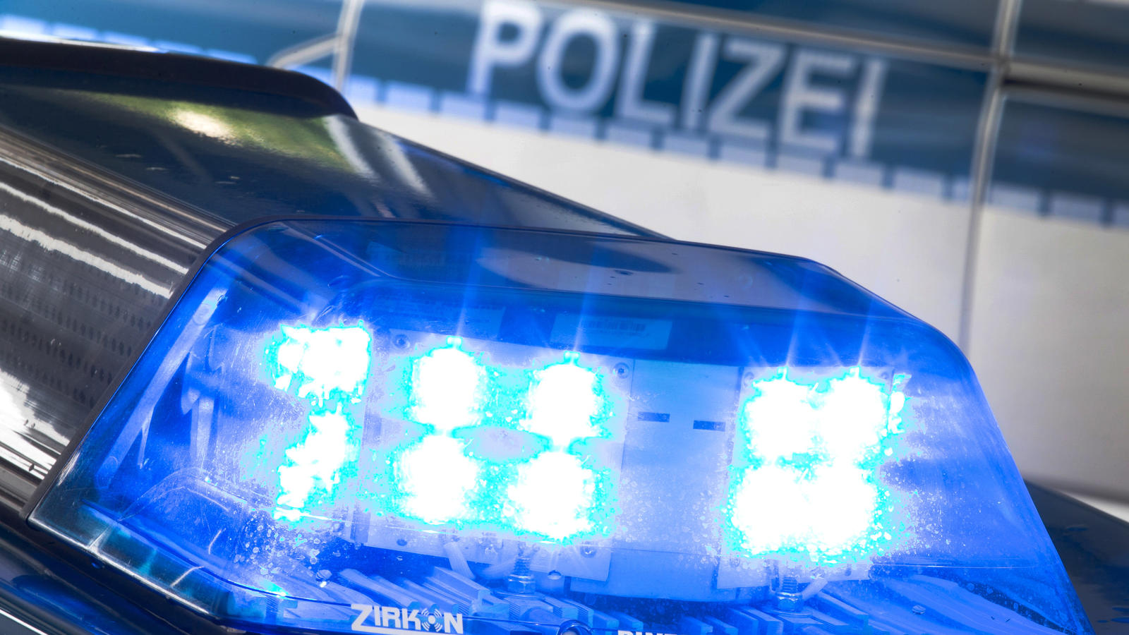Lynchjustiz in Bremen: Unbeteiligter nach TV-Beitrag über Pädophilie lebensgefährlich verletzt ARCHIV - ILLUSTRATION - Ein Blaulicht leuchtet am 27.07.2015 in Osnabrück (Niedersachsen) auf dem Dach eines Polizeiwagens. (Zu dpa: «Erschossener Reha-Bewohner: Kripo und Staatsanwaltschaft ermitteln») Foto: Friso Gentsch/dpa +++(c) dpa - Bildfunk++