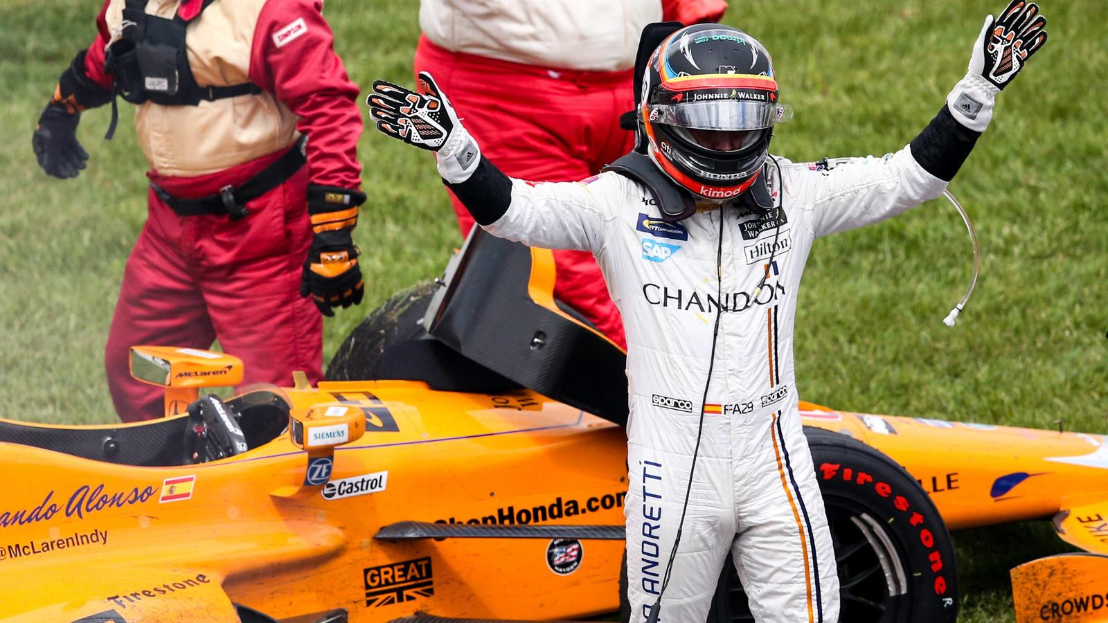 300 Formel-1-Rennen und ganz schön müde: Fernando Alonso will einfach nur weg Fernando Alonso acknowledges the turn one crowd after his engine failed in the 2017 Indianapolis 500, at the Indianapolis Motor Speedway on May 28, 2017 in Indianapolis, Indiana. PUBLICATIONxINxGERxSUIxAUTxHUNxONLY IND2017052833 MIKExGENTRYFernando A