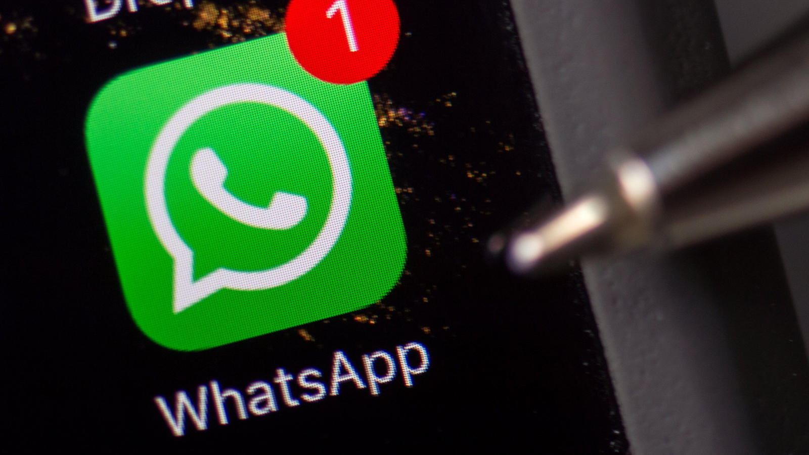 "Martinelli"-Virus bei WhatsApp? Dieser Kettenbrief ist ein Fake WhatsApp-Icon auf dem Smartphone
