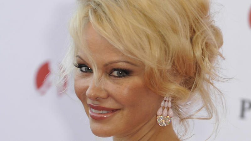 Pamela Anderson veröffentlicht leidenschaftlichen Liebesbrief an Julian Assange Pamela Anderson verbindet eine lange Freundschaft mit Julian Assange - oder ist es doch mehr?