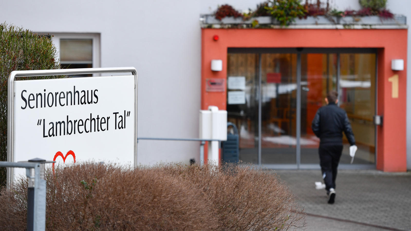 Mord im Seniorenheim aus Langeweile und Machtgier - Anklage erhoben ARCHIV - Ein Schild mit der Aufschrift "Seniorenhaus 'Lambrechter Tal'" steht am 14.01.2017 in Lambrecht (Rheinland-Pfalz) vor dem Altenpflegeheim der Arbeiterwohlfahrt. Nach dem vermutlich gewaltsamen Tod einer Bewohnerin eines Altenpflegeheims plan