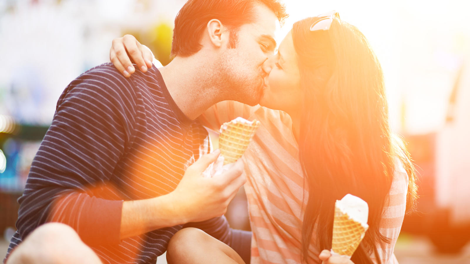 Studie: Auch unser Vorname entscheidet, wie attraktiv uns andere finden photo of a romantic couple kissing while holding ice cream