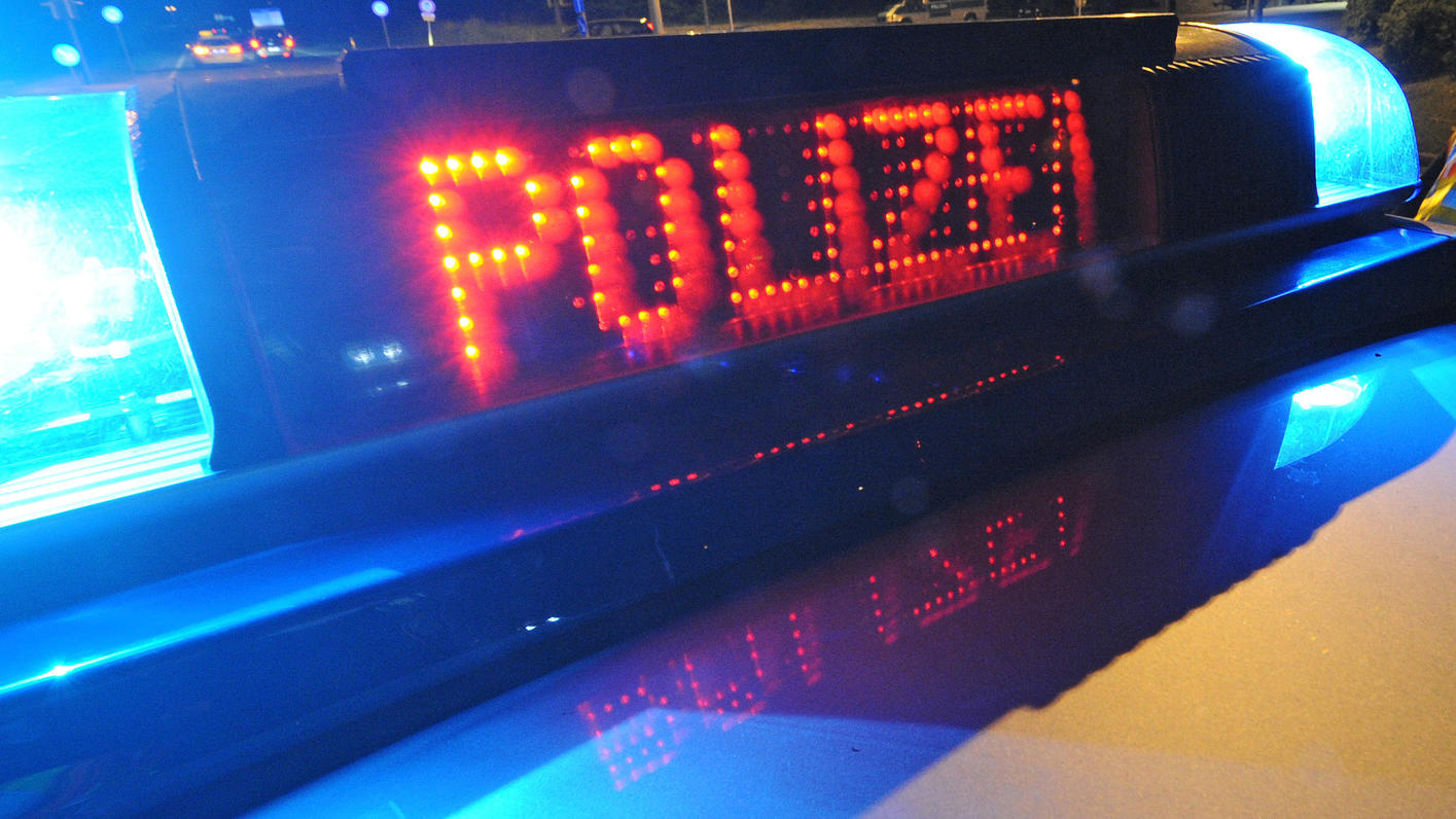 Vierjähriger sperrt Mutter auf dem Balkon aus Polizei (Symbolbild, dpa)