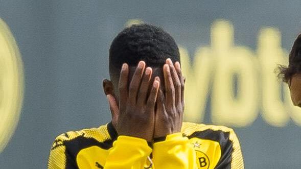 BVB fährt harte Linie: Ousmane Dembélé bleibt suspendiert Dortmund, Germany, 2017-08-09, Training BV Borussia Dortmund, BVB, Ousmane Dembele (BVB) gestikuliert ( DeFodi001Dortmund Germany 2017 08 09 Training BV Borussia Dortmund Borussia Ousmane Dembele Borussia gesticulates DeFodi001