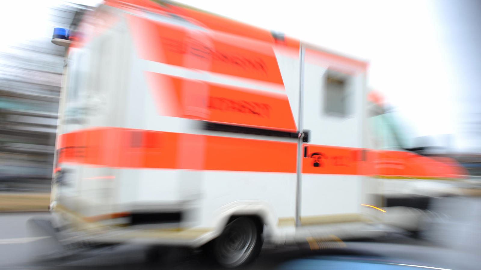Düsseldorf: 81-Jähriger prallt mit Elektrorollstuhl vor einen Baum und stirbt Unfall in Düsseldorf