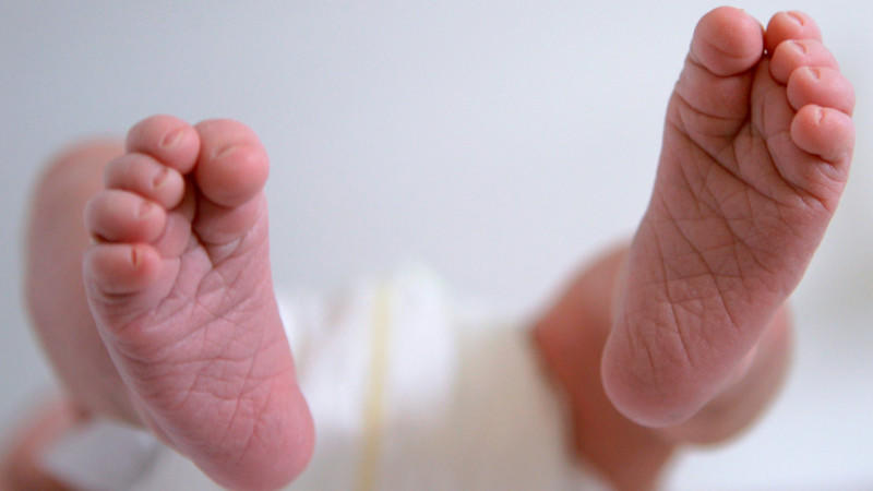 Ausgesetztes Baby in München entdeckt - Mutter womöglich aus Frankfurt ARCHIV - Ein Neugeborenes aus Mainz strampelt am 30.03.2006 im Kinderzimmer der Neugeborenenstation der Uni-Klinik Mainz (Rheinland-Pfalz) mit den Füßen. Die Abwanderung aus Mecklenburg-Vorpommern scheint gestoppt. Doch weil nur noch halb so viele Ki