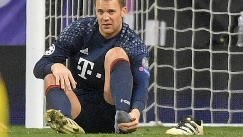 Hinrunde für Manuel Neuer gelaufen 18.04.2017, Fussball Champions-League 2016/2017, Viertelfinale Rückspiel, Real Madrid - FC Bayern München, im Estadio Bernabeu in Madrid, Torwart Manuel Neuer (FC Bayern München) sitzt mit Schmerzen an seinem gebrochenen linken Fuss am Boden, hat sei