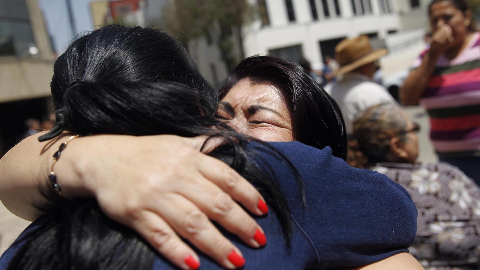 Über 200 Tote bei Erdbeben in Mexiko - Retter im Einsatz: "Wir hören Stimmen, einige leben noch" Schweres Erdbeben erschüttert Mexiko People remains in the streets following a magnitude 7.1 earthquake on the Richter scale that shook the Mexican capital today and caused panic scenes just as 32 years of power earthquake that caused thousands of de