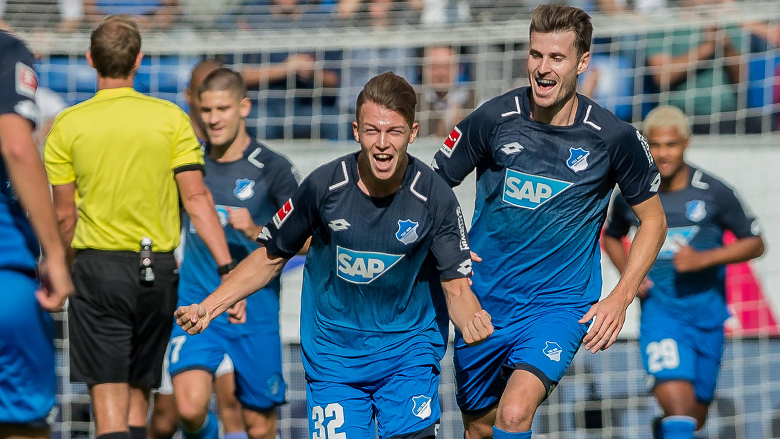 Bundesliga: Hoffenheim nun erster Dortmund-Jäger, Zittersieg für Leipzig Fußball: Bundesliga, 6. Spieltag: 1899 Hoffenheim - FC Schalke 04 am 23.09.2017 in der Wirsol Rhein-Neckar-Arena in Sinsheim. Hoffenheims Dennis Geiger (M) jubelt nach seinem Tor zum 1:0. (Wichtiger Hinweis: Aufgrund der Akkreditierungsbestimmungen d