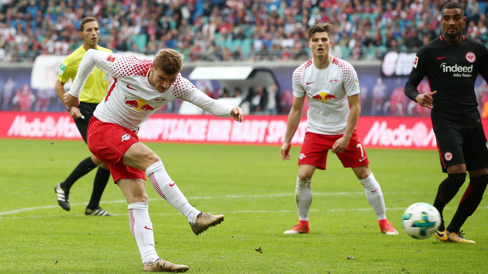 Bundesliga: Hoffenheim nun erster Dortmund-Jäger, Zittersieg für Leipzig Timo Werner Torschuß Tor zum 2:0, dahinter Marcel Sabitzer, Kevin Prince Boateng / / Fußball Fussball erste 1.Bundesliga / Saison 2017/2018 / 23.09.2017 / RB Leipzig RBL vs. SG Eintracht Frankfurt SGE /