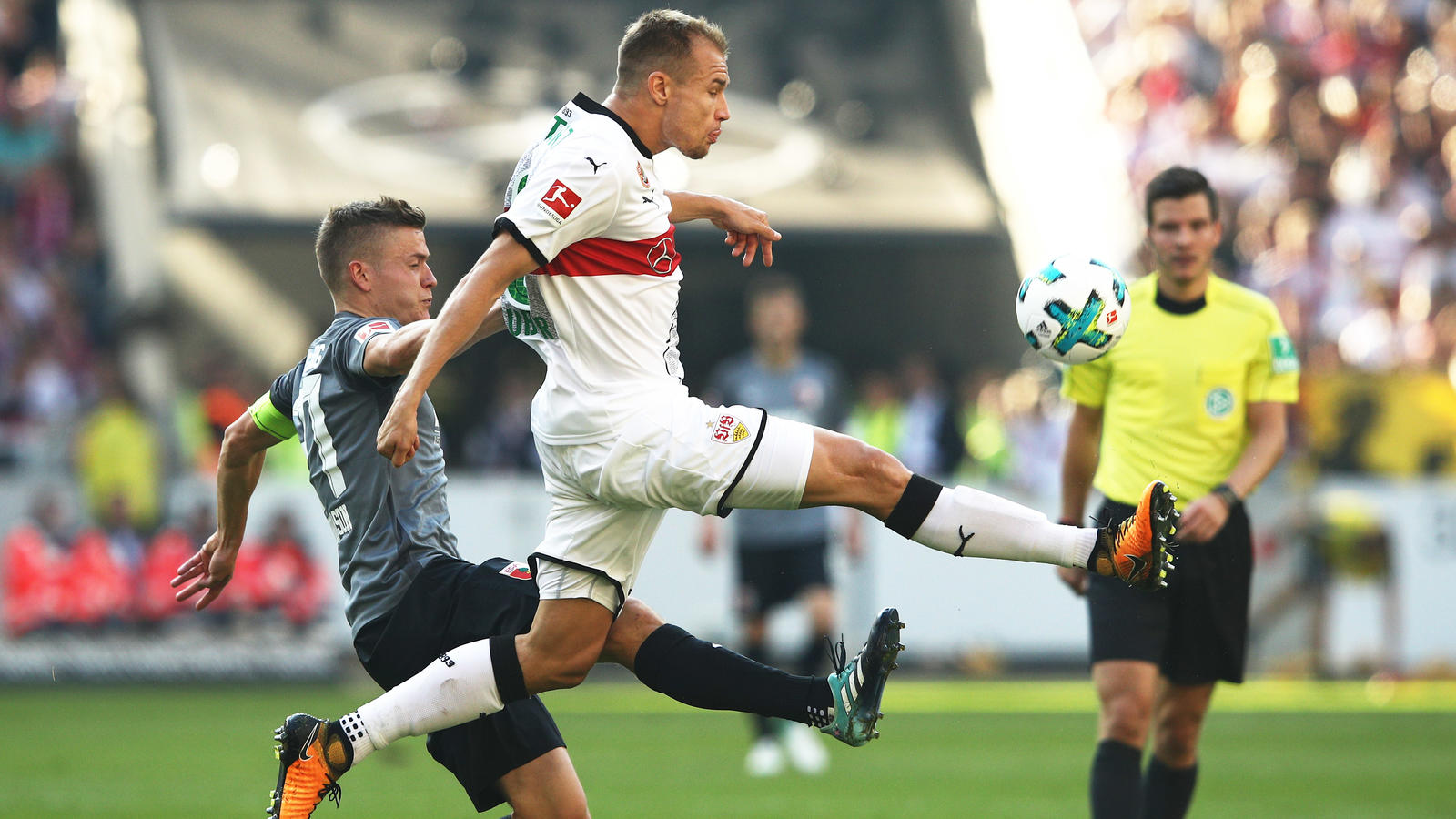 Bundesliga: Hoffenheim nun erster Dortmund-Jäger, Zittersieg für Leipzig STUTTGART, GERMANY - SEPTEMBER 23: Alfred Finnbogason of Augsburg challenges Holger Badstuber of VfB Stuttgart during the Bundesliga match between VfB Stuttgart and FC Augsburg at Mercedes-Benz Arena on September 23, 2017 in Stuttgart, Germany. (Ph