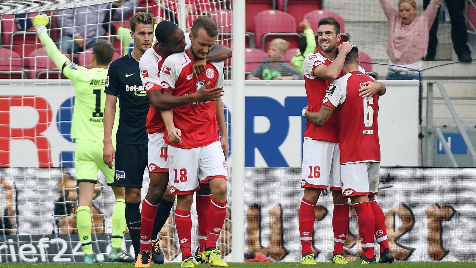 Bundesliga: Hoffenheim nun erster Dortmund-Jäger, Zittersieg für Leipzig 23.09.2017, xpsx, Fussball 1.Bundesliga, 1.FSV Mainz 05 - Hertha BSC Berlin, emspor, v.l. jubel Mainz Mainz