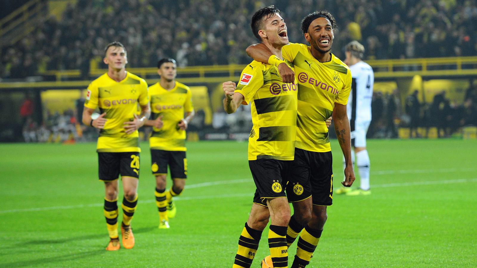 6:1: Bundesliga-Spitzenreiter Dortmund schießt Gladbach im Borussen-Duell ab Dortmund, Germany 23.09.2017, 1. Bundesliga 5. Spieltag, BV Borussia Dortmund - Borussia Moenchengladbach, Torjubel zum 6:1 für Dortmund durch Julian Weigl ( Dortmund ), rechts: Pierre-Emerick Aubameyang ( Dortmund ) ( DeFodi521