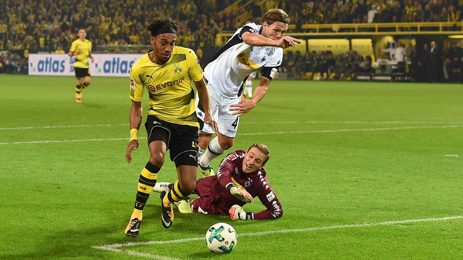 6:1: Bundesliga-Spitzenreiter Dortmund schießt Gladbach im Borussen-Duell ab Fußball 1. Bundesliga 6. Spieltag Borussia Dortmund - Borussia Mönchengladbach am 23.09.2017 im Signal Iduna Park in Dortmund Tor zum 5.0 durch Pierre-Emerick Aubameyang ( Dortmund ) xRx