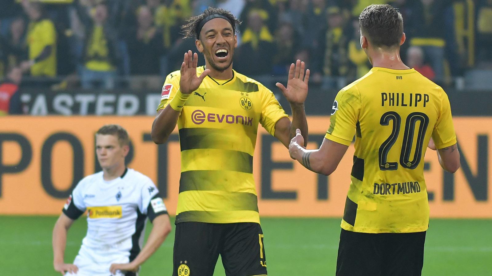 6:1: Bundesliga-Spitzenreiter Dortmund schießt Gladbach im Borussen-Duell ab 23.09.2017, xblx, Fussball 1.Bundesliga, Borussia Dortmund - Borussia Moenchengladbach, emspor, v.l. Pierre-Emerick Aubameyang (Borussia Dortmund), celebrate the goal, Torjubel Goal scored, Tor zum 3:0, Matthias Ginter (Borussia Mönchengladbach), Pie