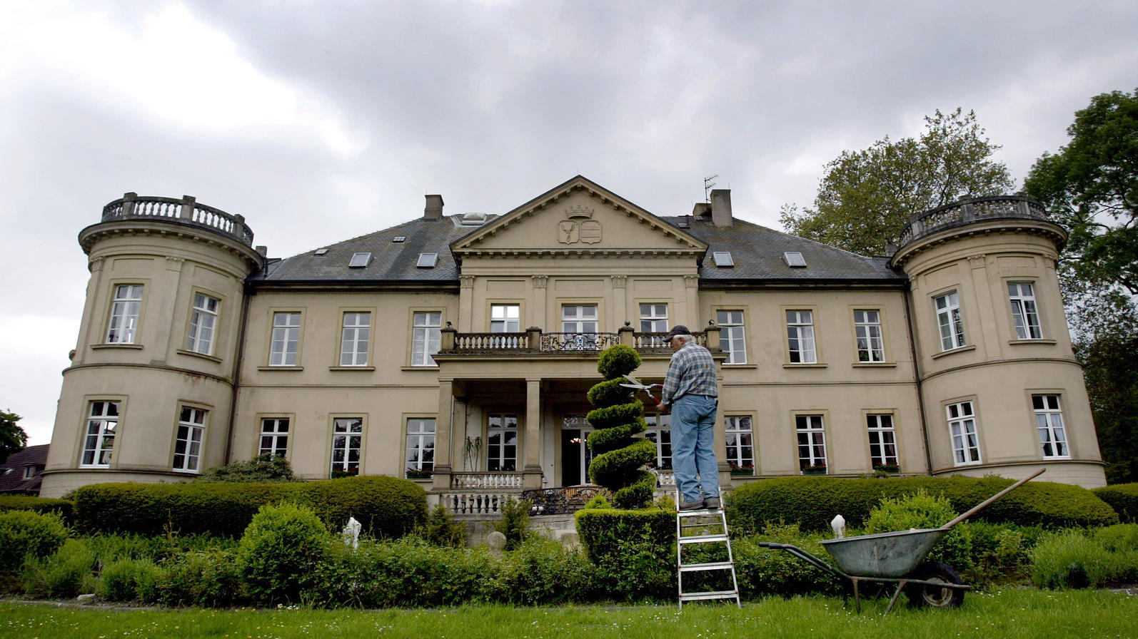 Grausiger Fund: Spaziergänger entdecken Babyleiche im Park von Schloss Buldern Babyleiche im Park von Schloss Buldern gefunden