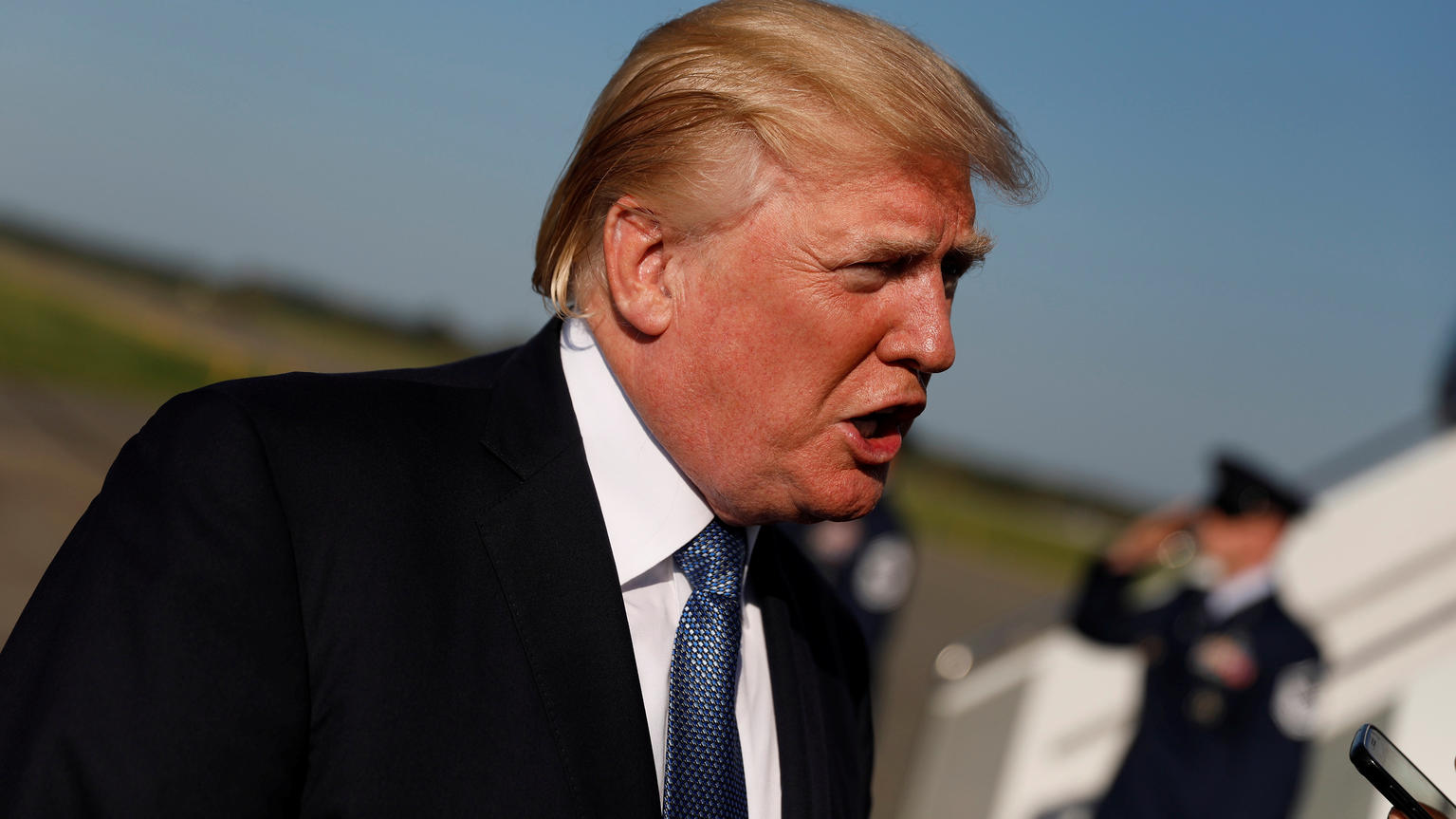 Donald Trump verteidigt Attacken gegen NFL: "Hat nichts mit Rassen zu tun" U.S. President Donald Trump speaks with reporters before boarding Air Force One in Morristown, New Jersey, U.S. September 24, 2017. REUTERS/Aaron P. Bernstein