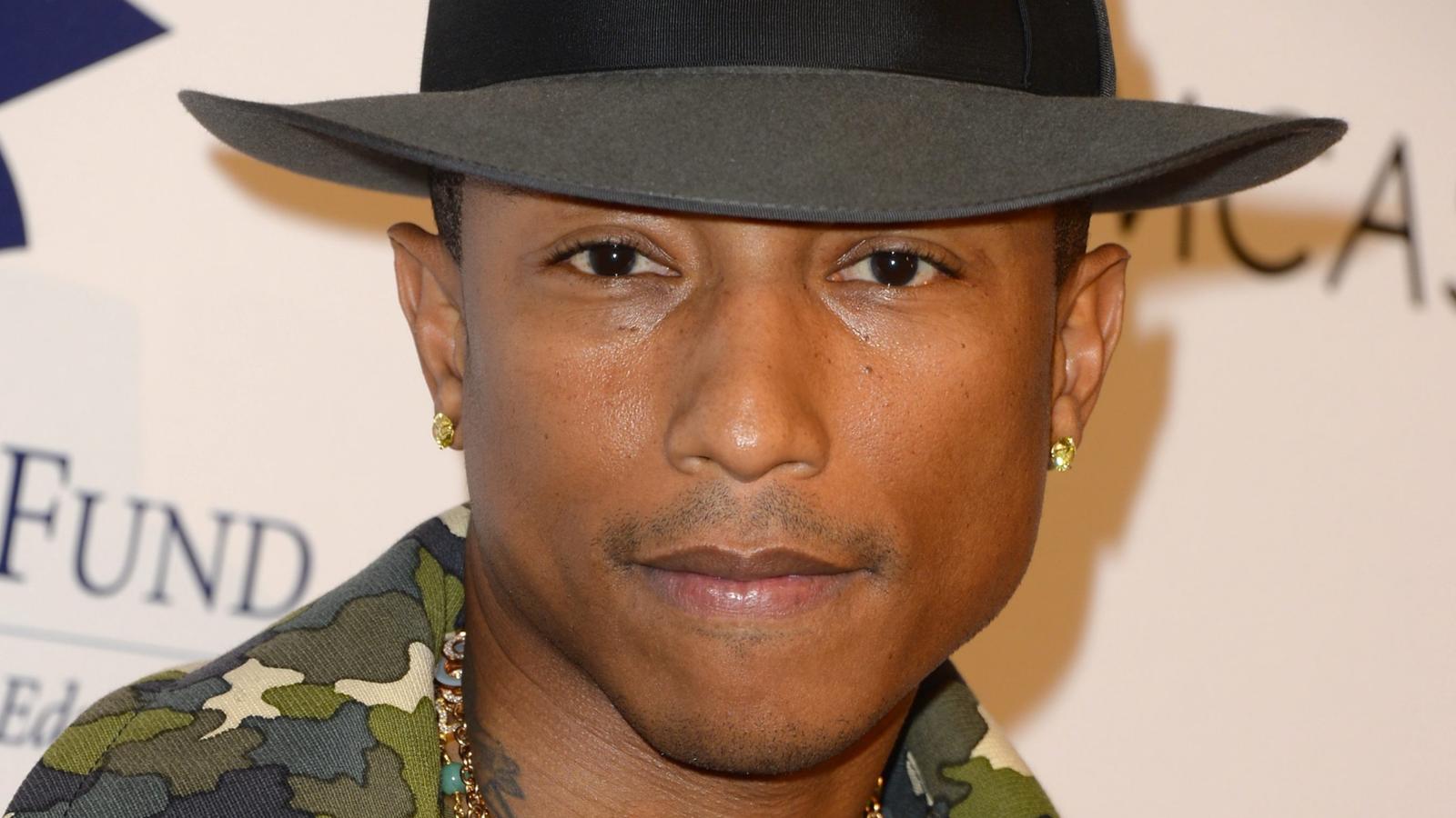 Donald Trump verteidigt Attacken gegen NFL: "Hat nichts mit Rassen zu tun" ARCHIV - Der Musiker und Sänger Pharrell Williams, am 23.10.2013 in Beverly Hills, Kalifornien (USA). (zu dpa "Hymnenstreit: Pharrell Williams kniet bei Gig in Charlottesville" vom 25.09.2017) Foto: Paul Buck/EPA/dpa +++(c) dpa - Bildfunk+++