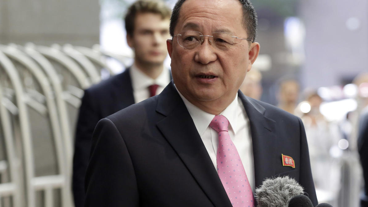 Nordkorea wertet Trump-Tweet als "Kriegserklärung" Nordkoreas Außenminister Ri Yong Ho spricht am 25.09.2017 vor dem UN Plaza Hotel in New York (USA). (zu dpa «Nordkoreas Außenminister: Trumps Worte sind «Kriegserklärung»» vom 25.09.2017) Foto: Richard Drew/AP/dpa +++(c) dpa - Bildfunk+++