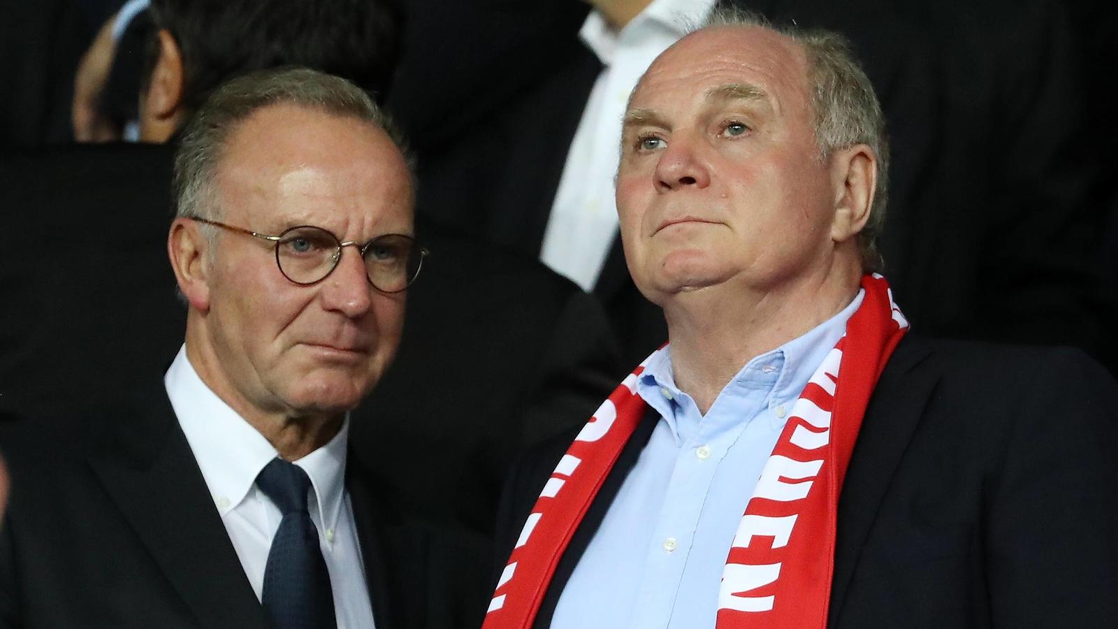 Irre FC-Bayern-Pressekonferenz: Uli Hoeneß & Co. schießen gegen alles und jeden xuhx, Paris, Parc des Princes, 27.09.17, Champions League: Paris Saint Germain - FC Bayern Muenchen Bild: v.li. Vorstandsvorsitzender Karl Heinz Rummenigge (Bayern) und Präsident Uli Hoeneß (Bayern) Paris
