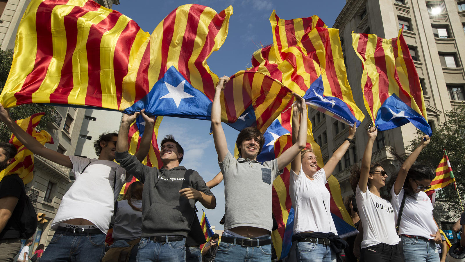 OLG Schleswig: Carles Puigdemont darf an Spanien ausgeliefert werden dpatopbilder - Befürworter des katalanischen Unabhängigkeitsreferendums demonstrieren am 03.10.2017 in Barcelona (Spanien) und halten die «Estelada», die als Symbol der Unabhängigkeit Kataloniens dient, hoch. Nach dem umstrittenen Referendum in Katal