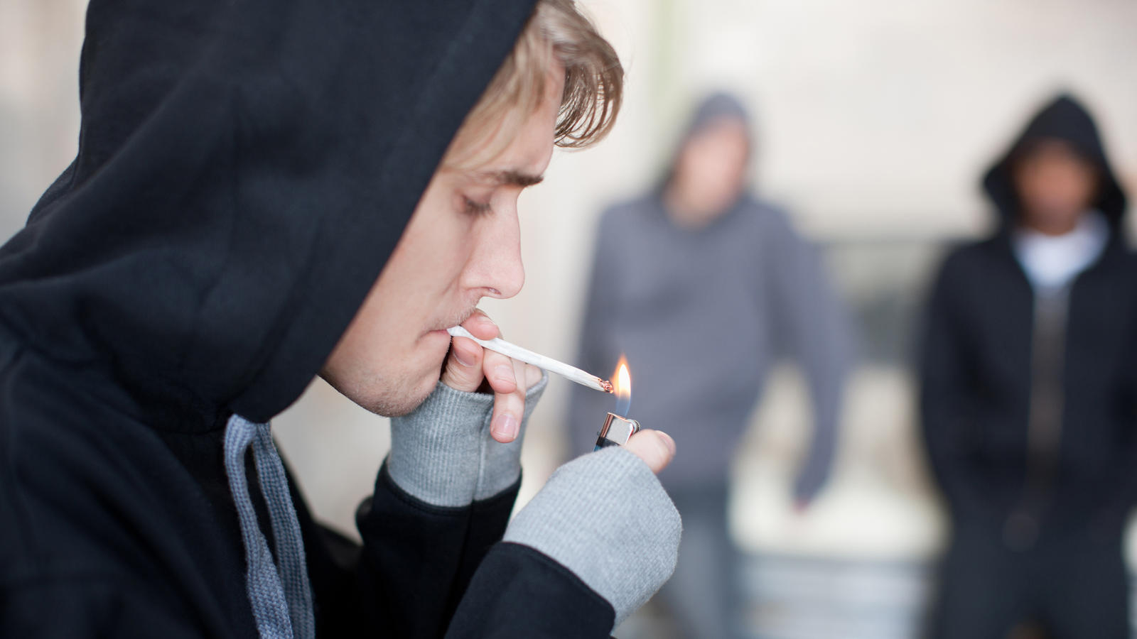 Zug an Joint von Fremden: Zwei Jugendliche brechen zusammen Nach dem Zug an einem Joint sind zwei 18-jährige Berliner zusammengebrochen und mussten ins Krankenhaus.
