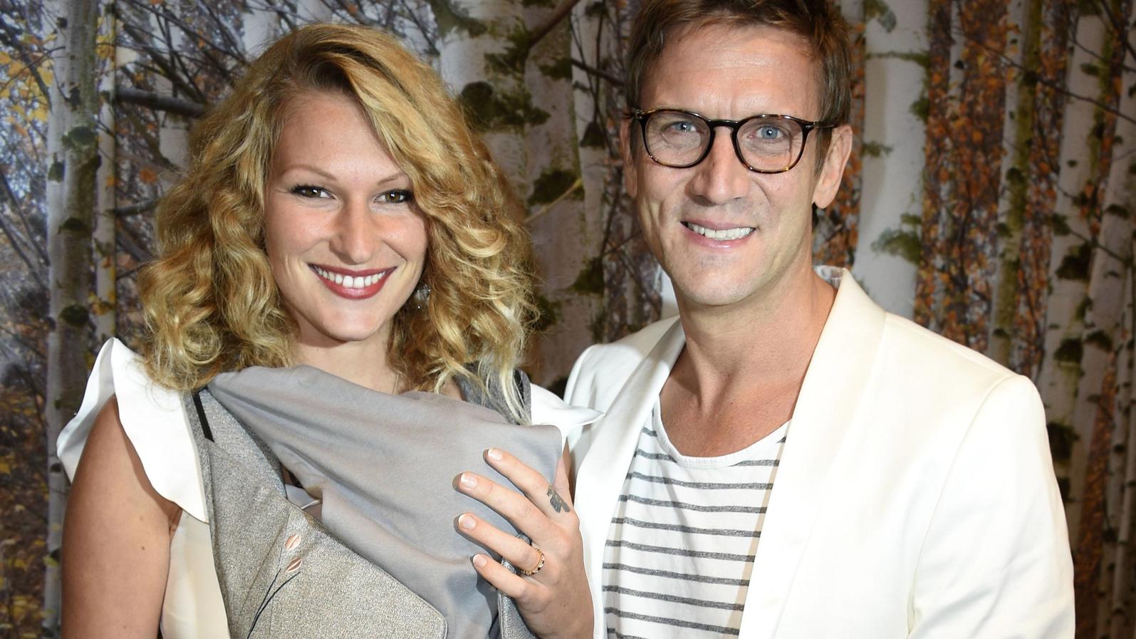 Verblüffende Ähnlichkeit: Hier sieht Janni Hönscheid aus wie ein weltberühmtes Topmodel Peer Kusmagk und Freundin Janni Hönscheid mit Sohn Emil-Ocean bei der 10 Jahre TK Maxx Deutschland Party im TK Maxx Berlin Kant-Center. Berlin, 18.10.2017 *** Peer Kusmagk and Girlfriend Janni Hönscheid with Son Emil Ocean at the 10 Years TK Maxx Ger