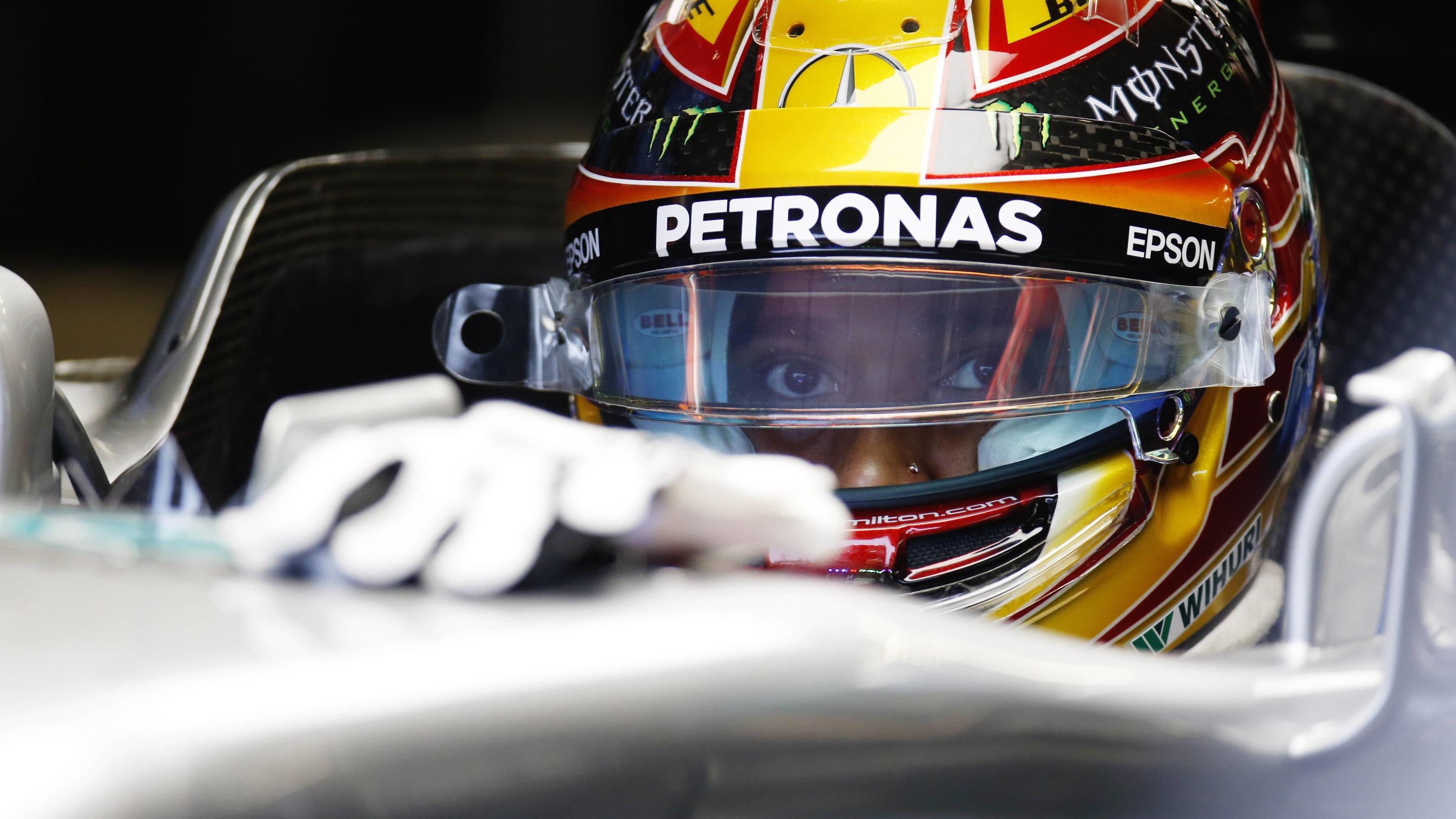 USA-GP: Lewis Hamilton im 1. Training in Austin eine Klasse für sich Circuit of the Americas, Austin, Texas, United States of America. Friday 20 October 2017. Lewis Hamilton, Mercedes F1 W08 EQ Power+, sits in the cockpit of his car in the garage. World _X0W3766 PUBLICATIONxINxGERxSUIxAUTxHUNxONLY