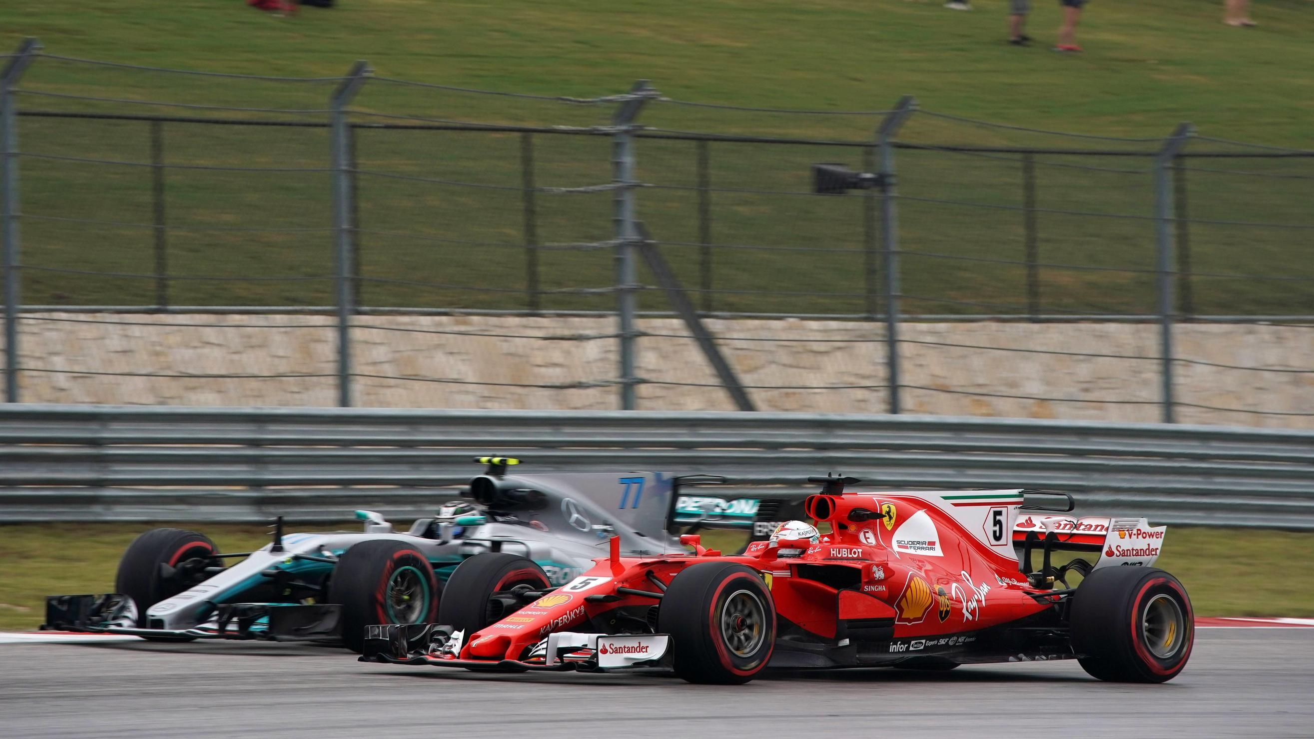 Formel 1: Lewis Hamilton stellt beim 2. Freien Training in Austin Streckenrekord auf 20.10.2017 - Free Practice 1, Valtteri Bottas (FIN) Mercedes AMG F1 W08 and Sebastian Vettel (GER) Scuderia Ferrari SF70H United States Grand Prix, Austin 19 - 22 October 2017 20.10.2017 - Free Practice 1, Valtteri Bottas (FIN) Mercedes AMG F1 W08 an