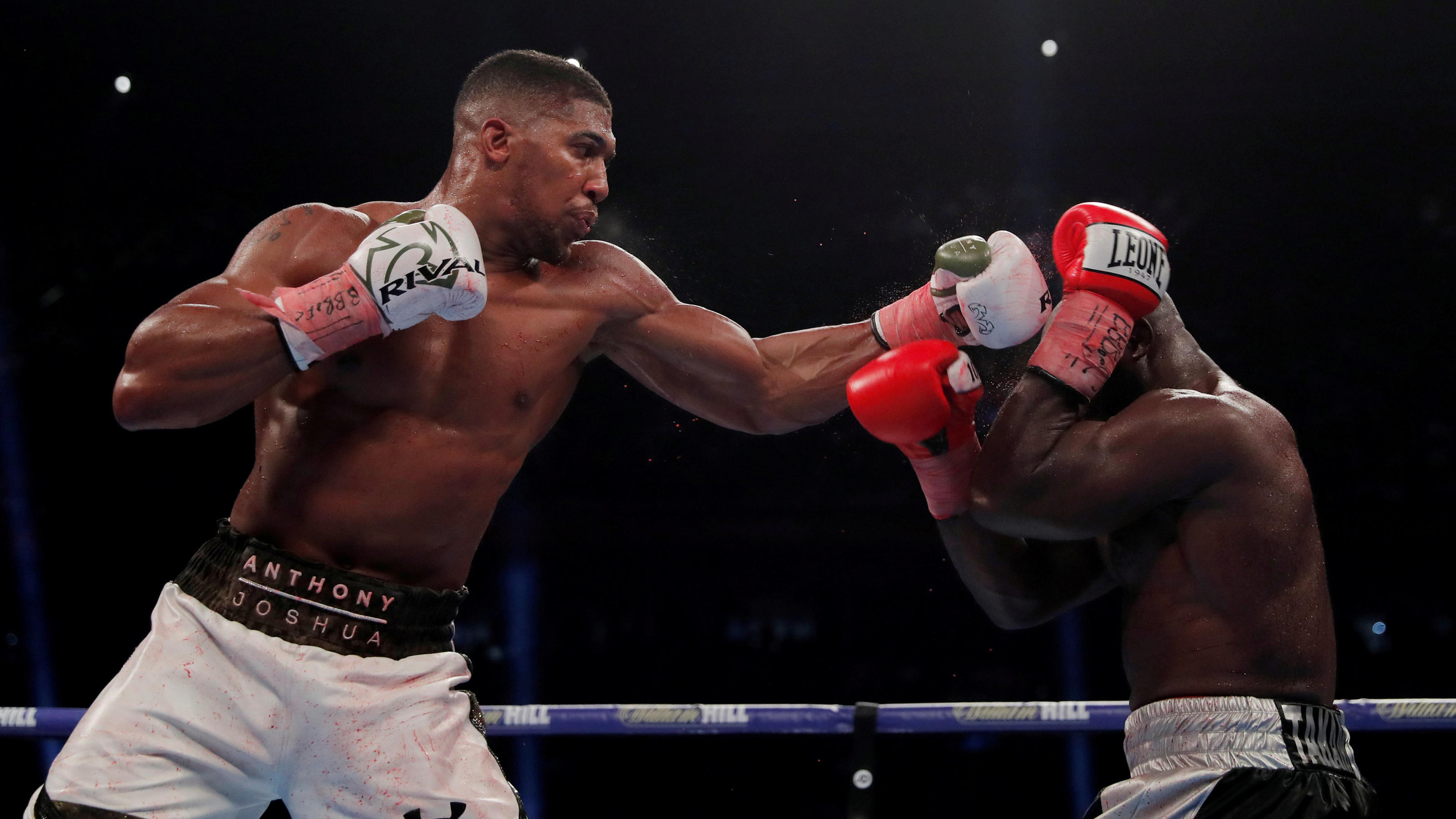 Schwergewichts-Knaller rückt näher: Promoter kündigt für 2018 Joshua vs. Wilder an Boxing - Anthony Joshua vs Carlos Takam - IBF & WBA World Heavyweight Titles - Principality Stadium, Cardiff, Britain - October 28, 2017 Anthony Joshua in action against Carlos Takam Action Images via Reuters/Andrew Couldridge TPX IMAGES OF T