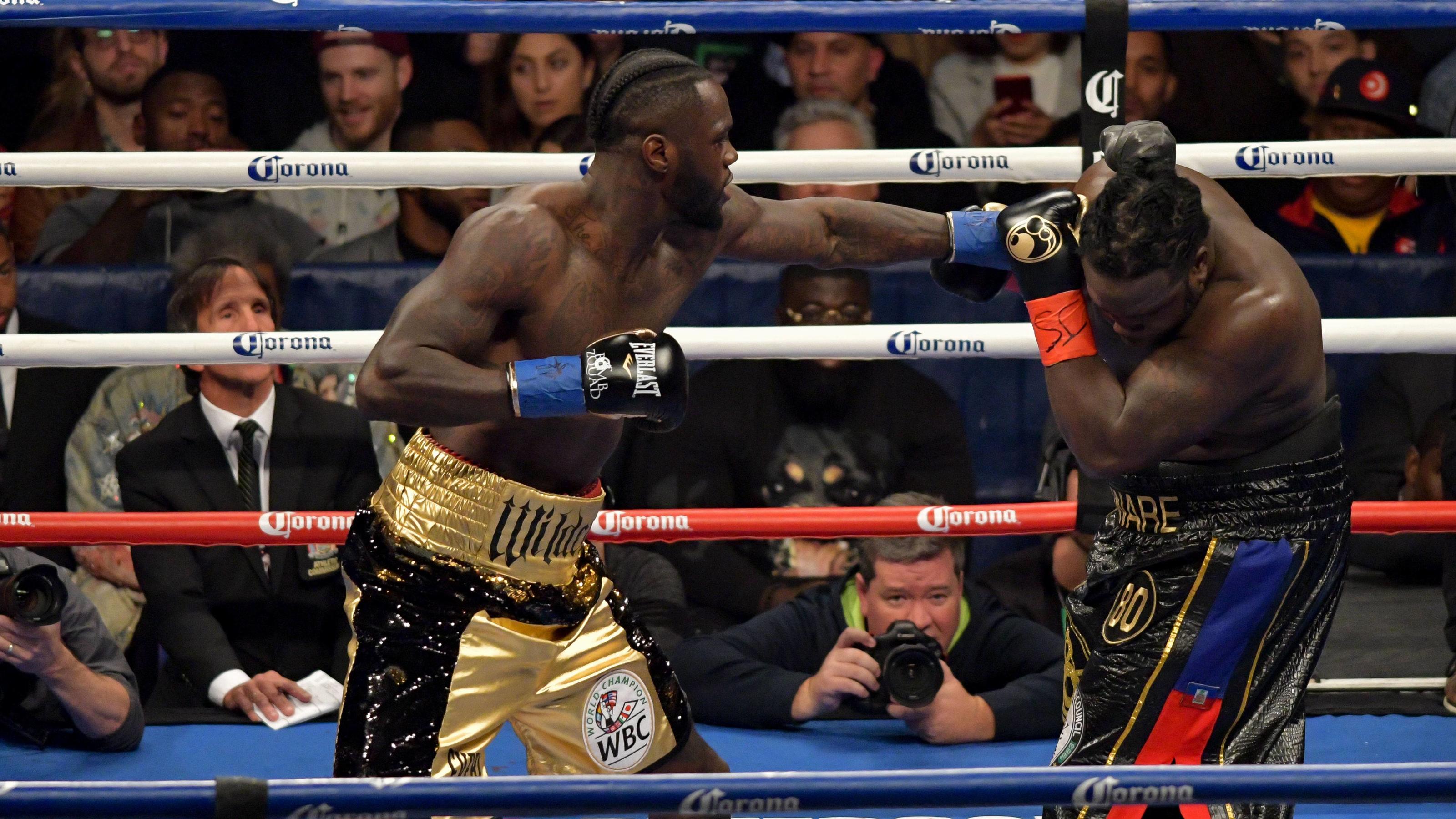 Schwergewichts-Knaller rückt näher: Promoter kündigt für 2018 Joshua vs. Wilder an November 4, 2017 - Brooklyn, New York, USA - DEONTAY WILDER (gold trunks) and BERMANE STIVERNE battle in a heavyweight title bout at the Barclays Center in Brooklyn, New York. Boxing 2017 - Deontay Wilder Defeats Bermane Stiverne by 1st Round TKO PUB