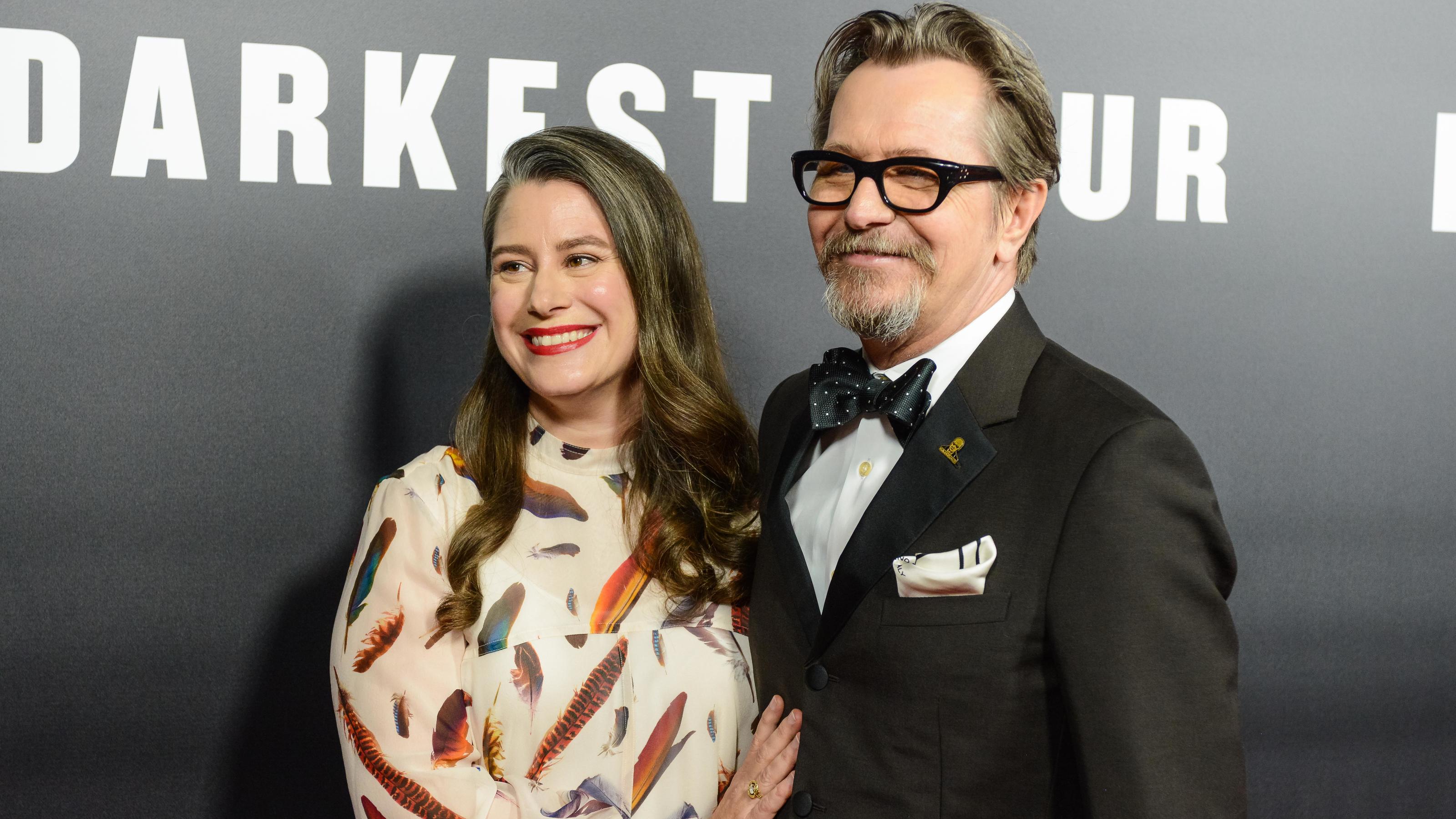 Aller guten Dinge sind fünf! Gary Oldman hat wieder geheiratet Gary Oldman mit seiner fünften Ehefrau Gisele Schmidt