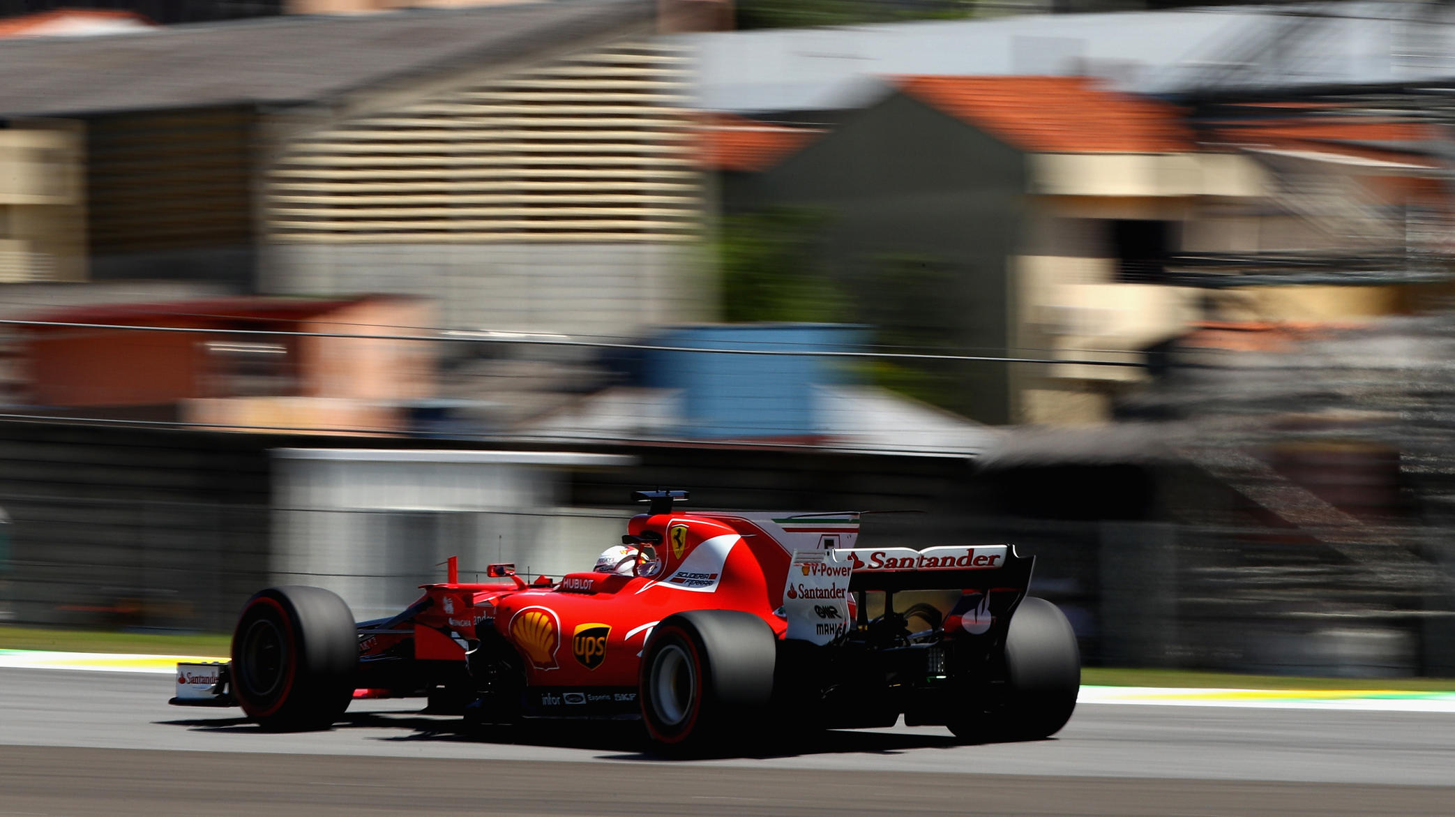Brasilien-GP: Lewis Hamilton beim Auftakt schon wieder der Schnellste SAO PAULO, BRAZIL - NOVEMBER 10: Sebastian Vettel of Germany driving the (5) Scuderia Ferrari SF70H on track during practice for the Formula One Grand Prix of Brazil at Autodromo Jose Carlos Pace on November 10, 2017 in Sao Paulo, Brazil. (Photo by