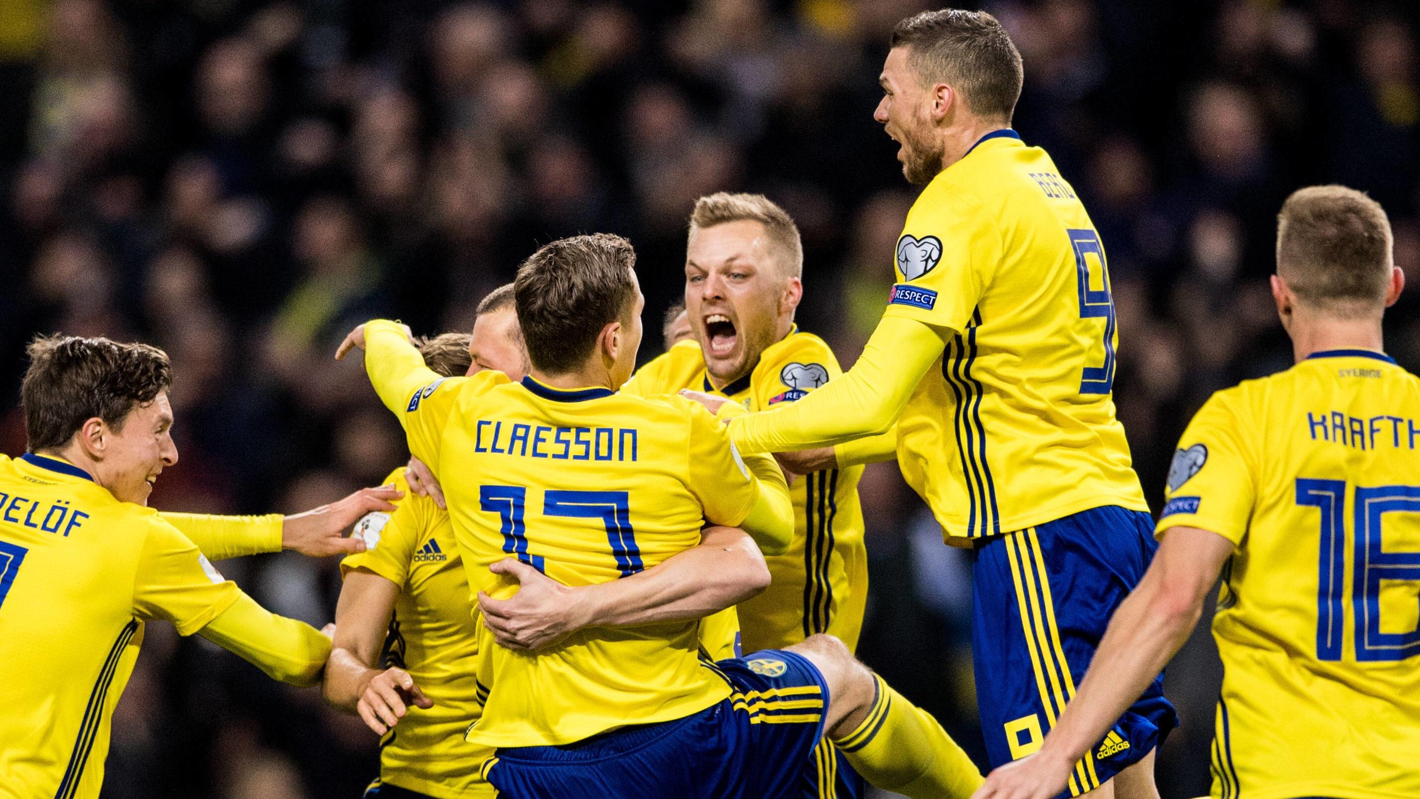 Pleite in Schweden - Italien droht WM-Apokalypse Bilder des Tages - SPORT Fußball, WM Playoffs, Schweden - Italien 171110 Sveriges Sebastian Larsson, Marcus Berg och Viktor Claesson jublar med Jakob Johansson som gjort 1-0 malet under fotbollsmatchen i VM-kvalets play-off mellan Sverige och Italie