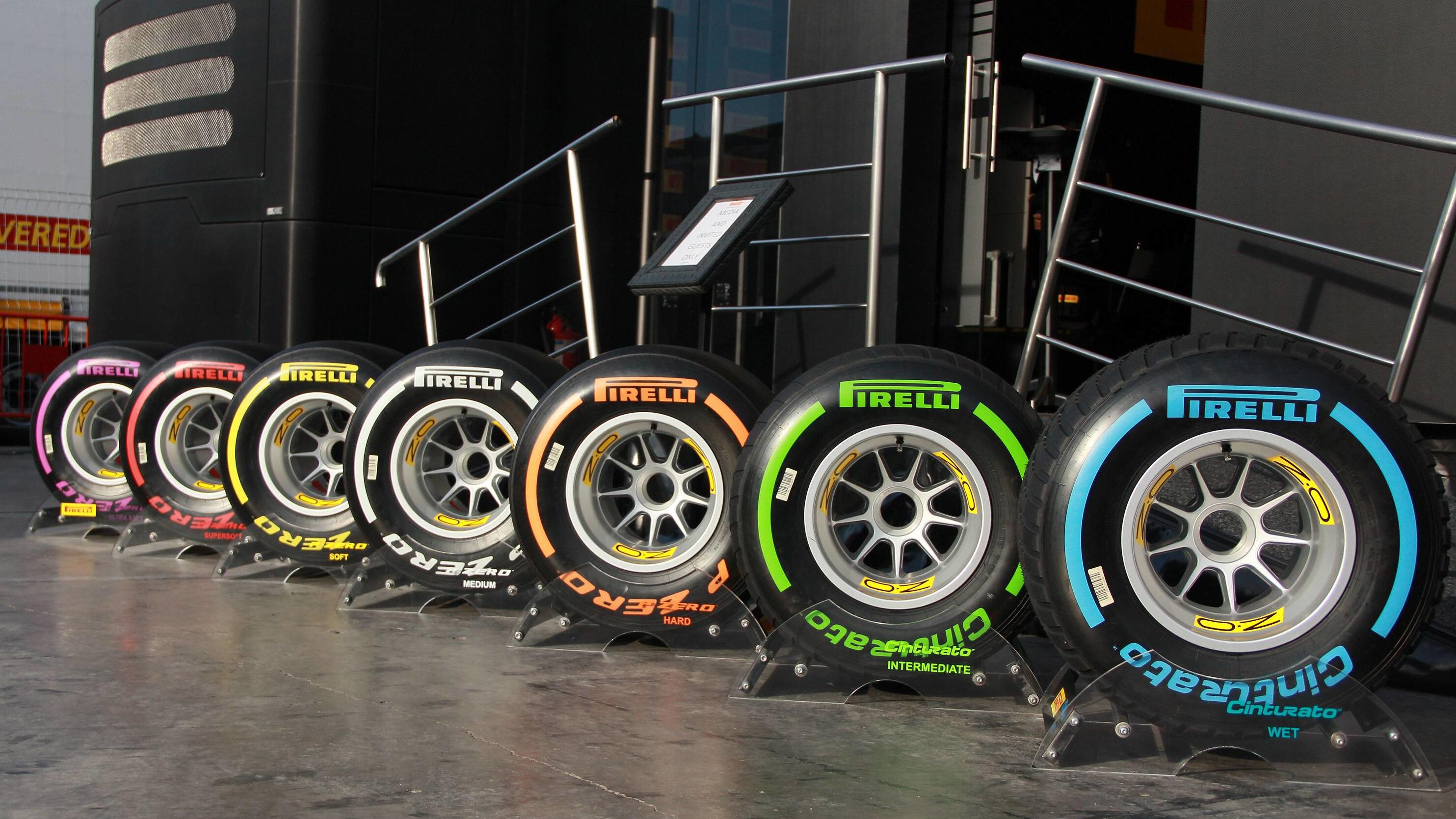 Formel 1: Pirelli führt 2018 zwei neue Reifenmischungen ein Pirelli Reifen, formula 1 GP, Test Barcelona, Spanien, 09.03.2017 Photo:mspb/Jacki Weiss Pirelli; formula 1 GP, Test Barcelona,Pirelli Tires Formula 1 GP trial Barcelona Spain 09 03 2017 Photo mspb Jacki White Pirelli Formula 1 GP trial Barcelona